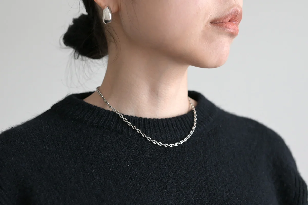 ソフィー ブハイの「CLASSIC DELICATE CHAIN」ネックレスと「HINGED HOOPS」ピアスの組み合わせ