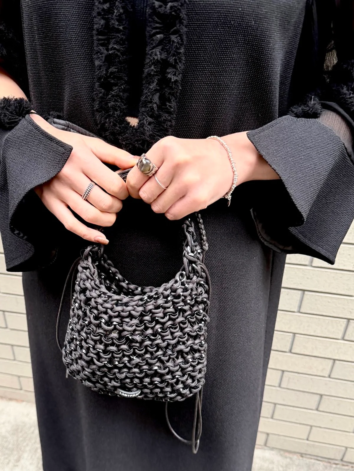 美容師・前野祐美さんのドレスアップは、ラストフレームのバッグで抜け感を演出