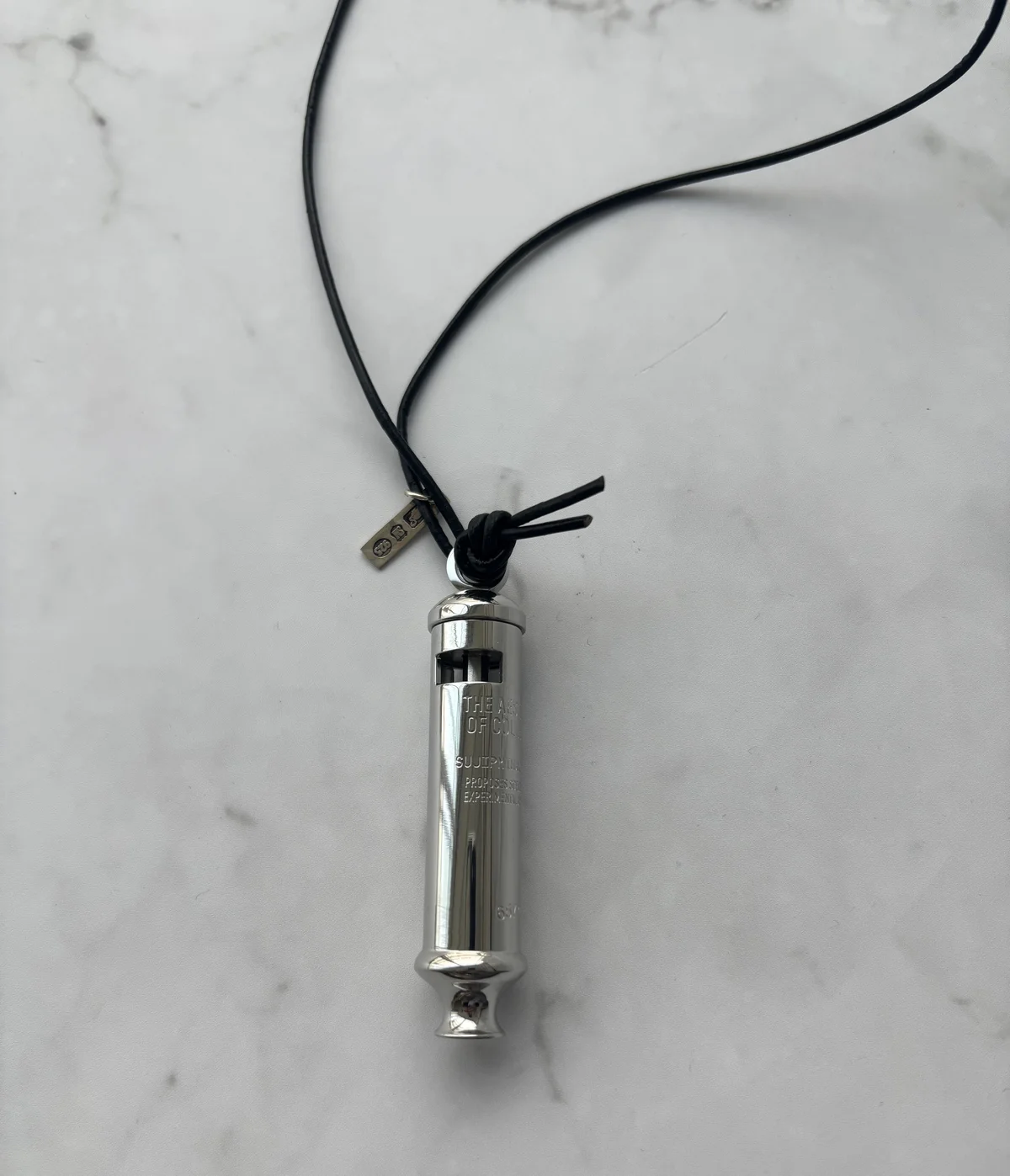 sujipmihakのPORTABLE PERFUME SETに紐を付けた様子