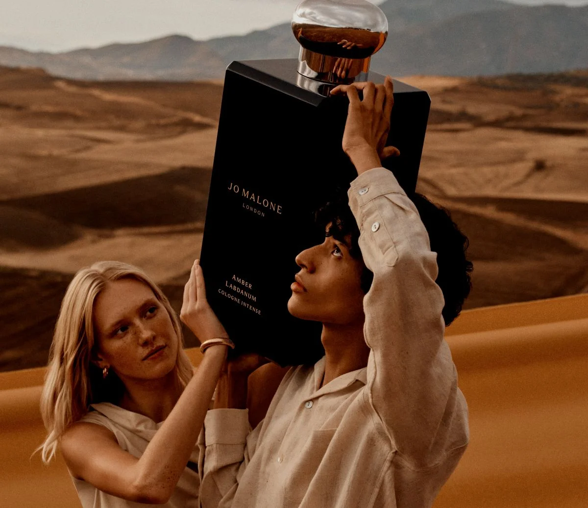 貴重な原料を軸に、意外性に満ちた香りを届けるコロン インテンス コレクション