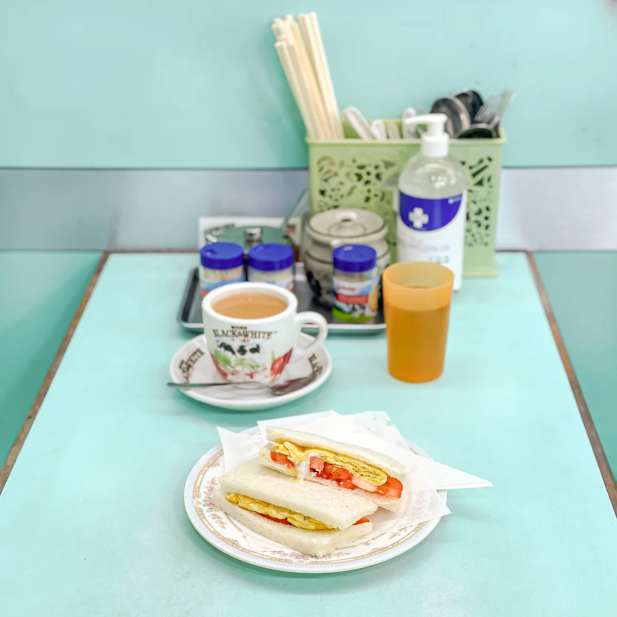 洞天冰室の奶茶とエッグトマトサンドイッチ