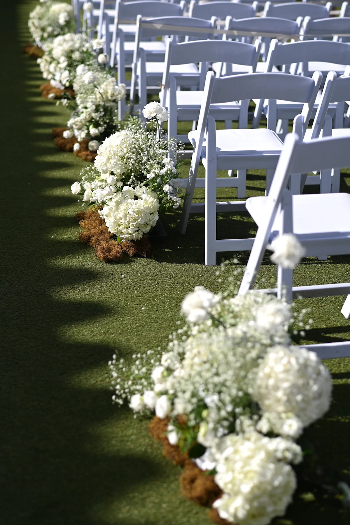 ホワイト＆グリーンの装花がやさしく調和した、自然光に包まれたセレモニースペース。