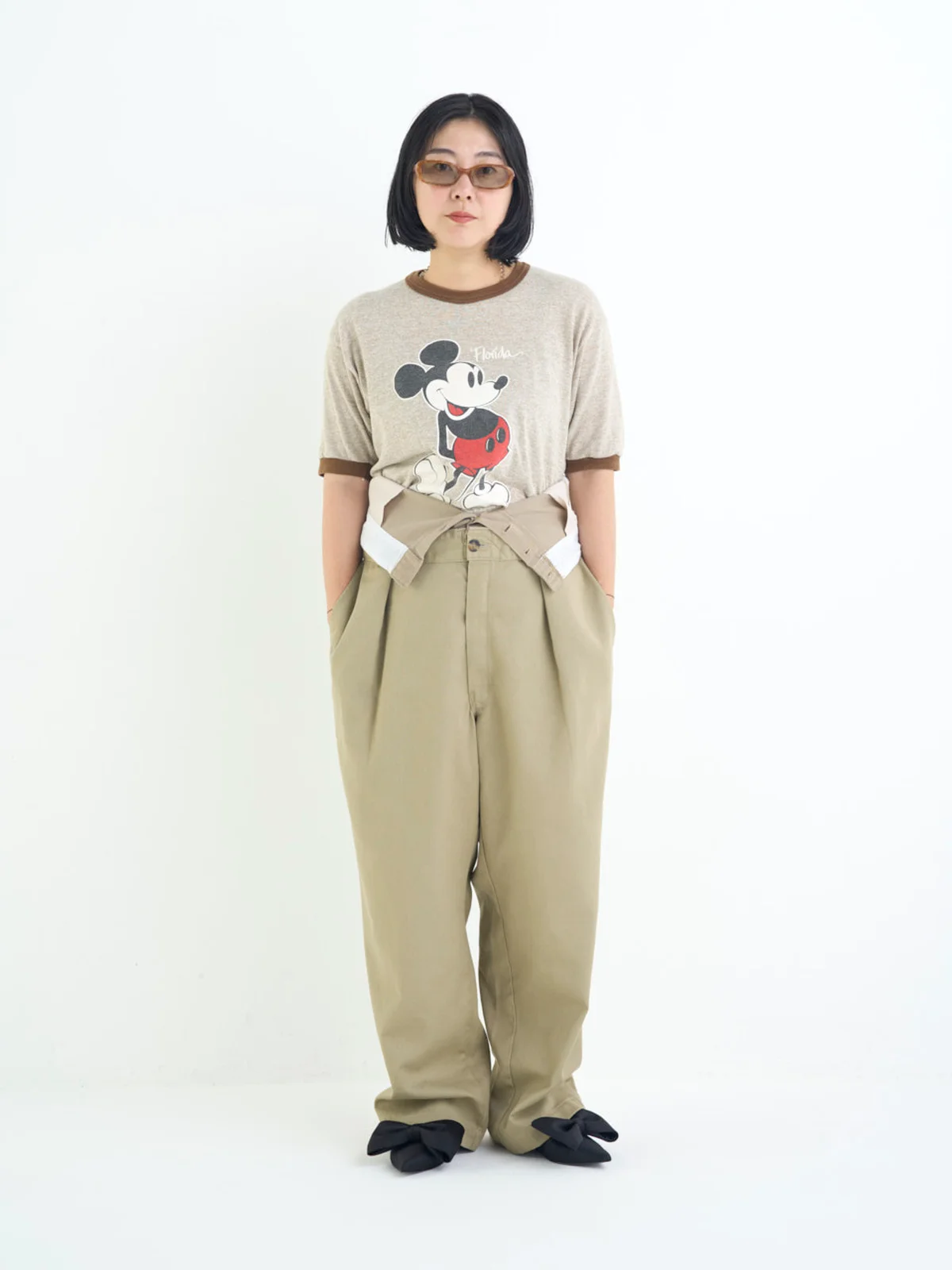 ストライプオーバーサイズシャツ￥33,000・ラウンドTシャツ￥14,300・カーブシルエットパンツ￥38,500 　すべてアモーメント