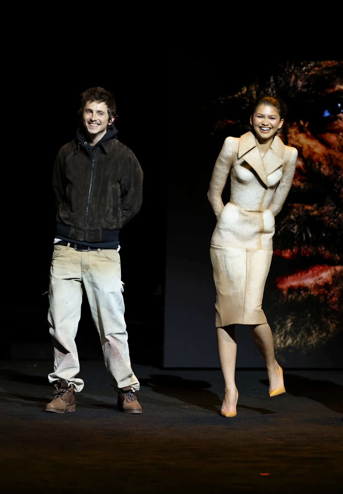 シネマコン2026のステージで笑顔を見せる『DUNE/デューン 砂の惑星』のティモシー・シャラメとゼンデイヤ