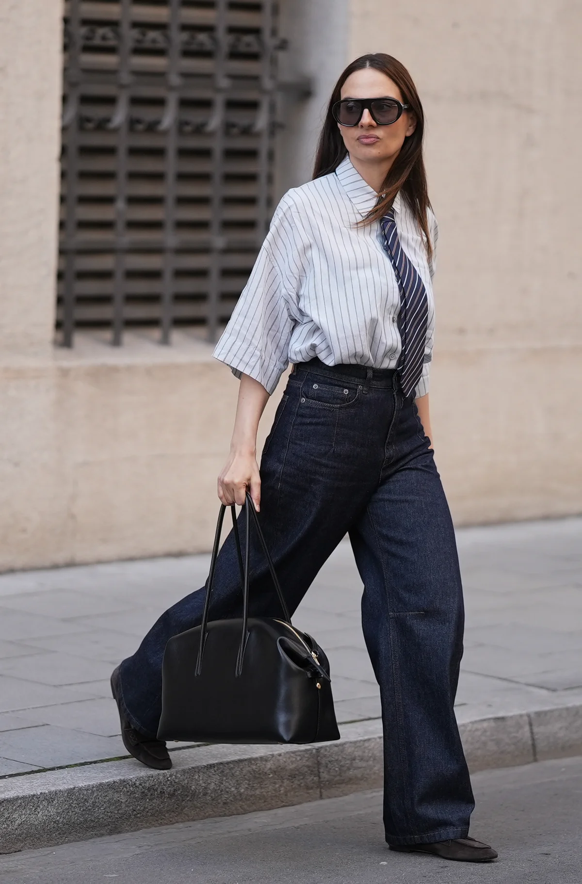 ストライプシャツを主役にしたコーディネート