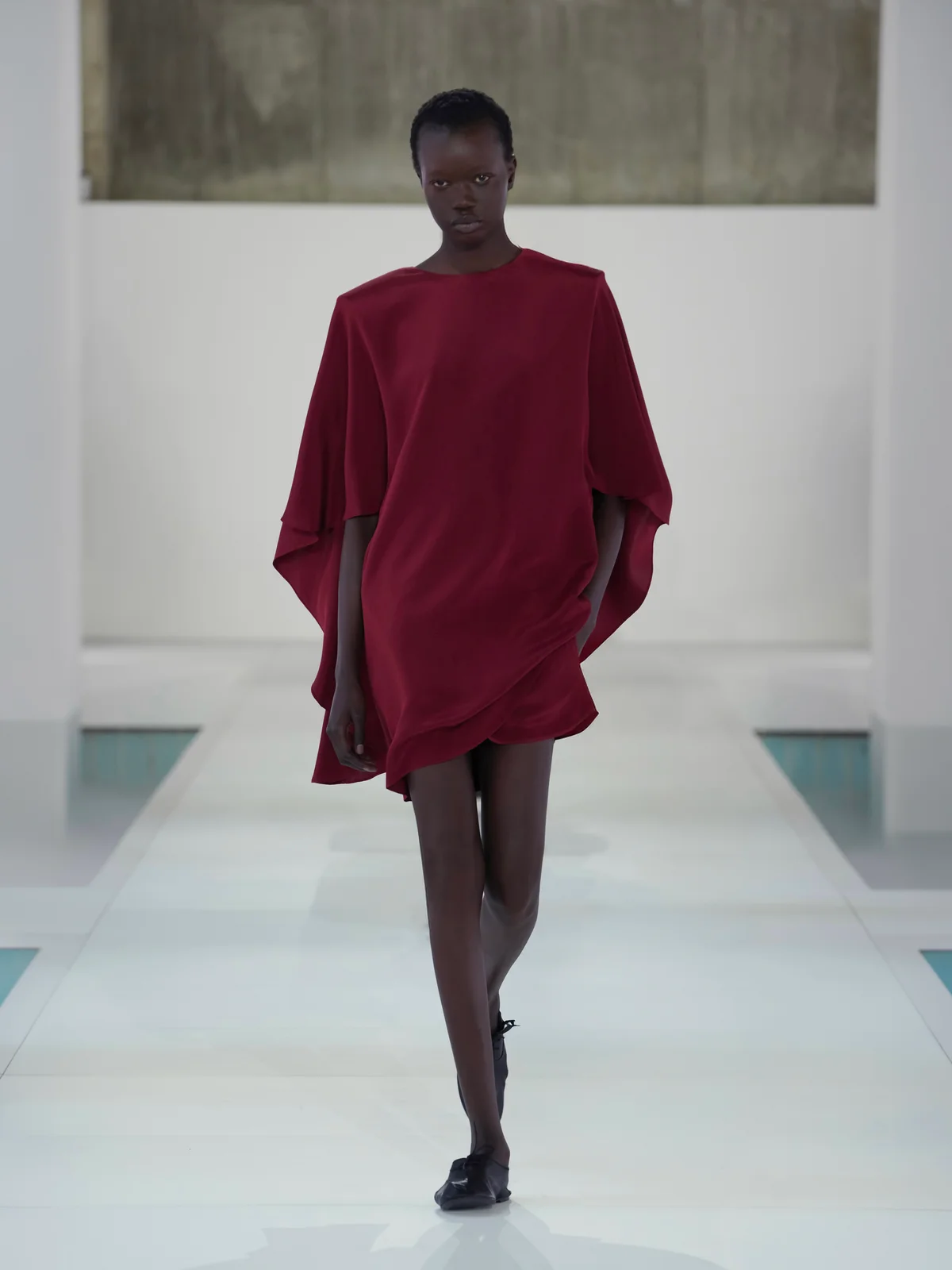 COS2026年SSコレクションからマルベリーシルクの布地カッティングしたドレス