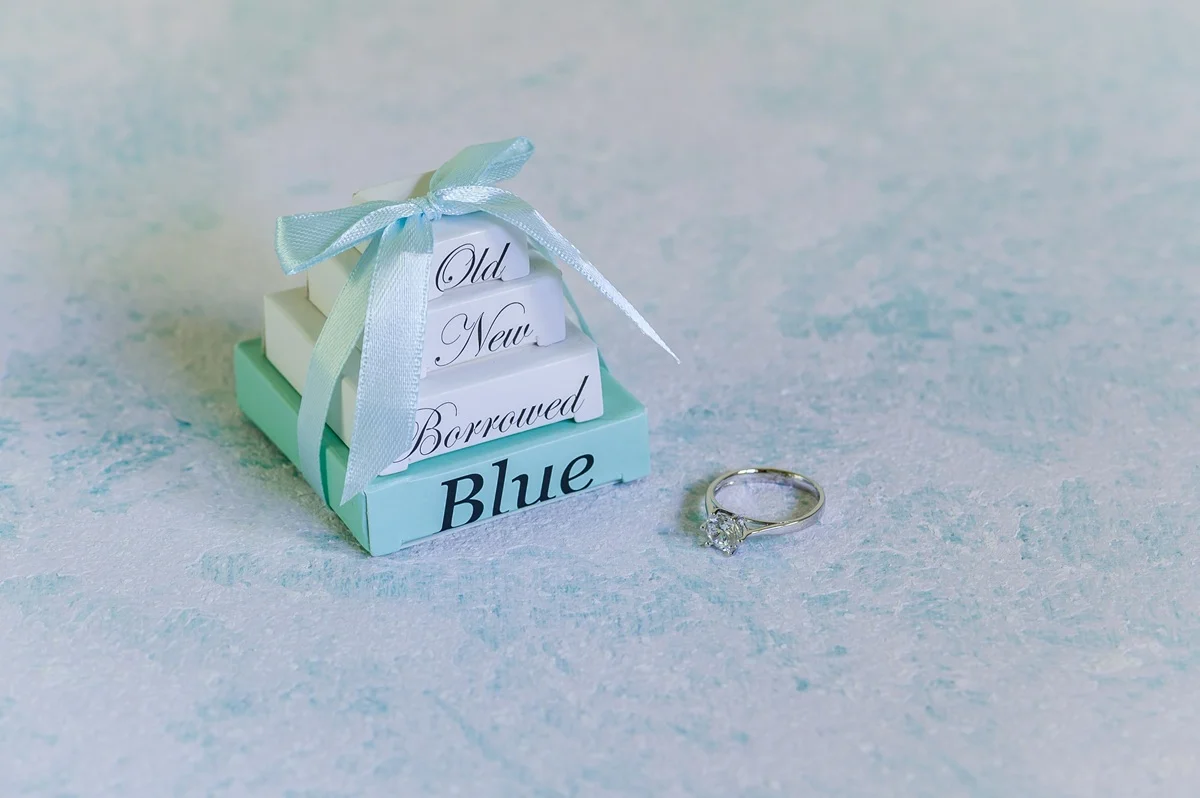 ヨーロッパに古くから語り継がれる「サムシングフォー（SomethingFour）の一つにサムシングブルーがある。花嫁が幸せになるためのおまじない