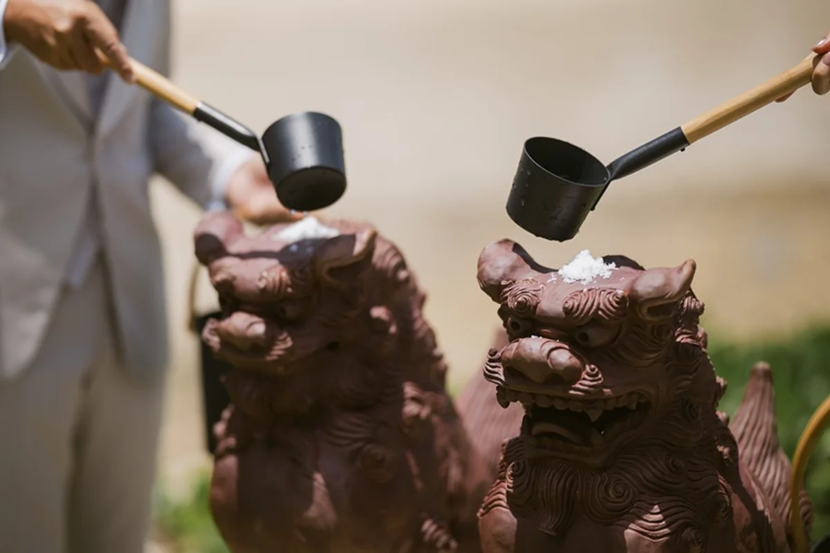 守護獣シーサーの頭に塩、水、泡盛をそっと注ぐ「シーサー覚醒の儀式」