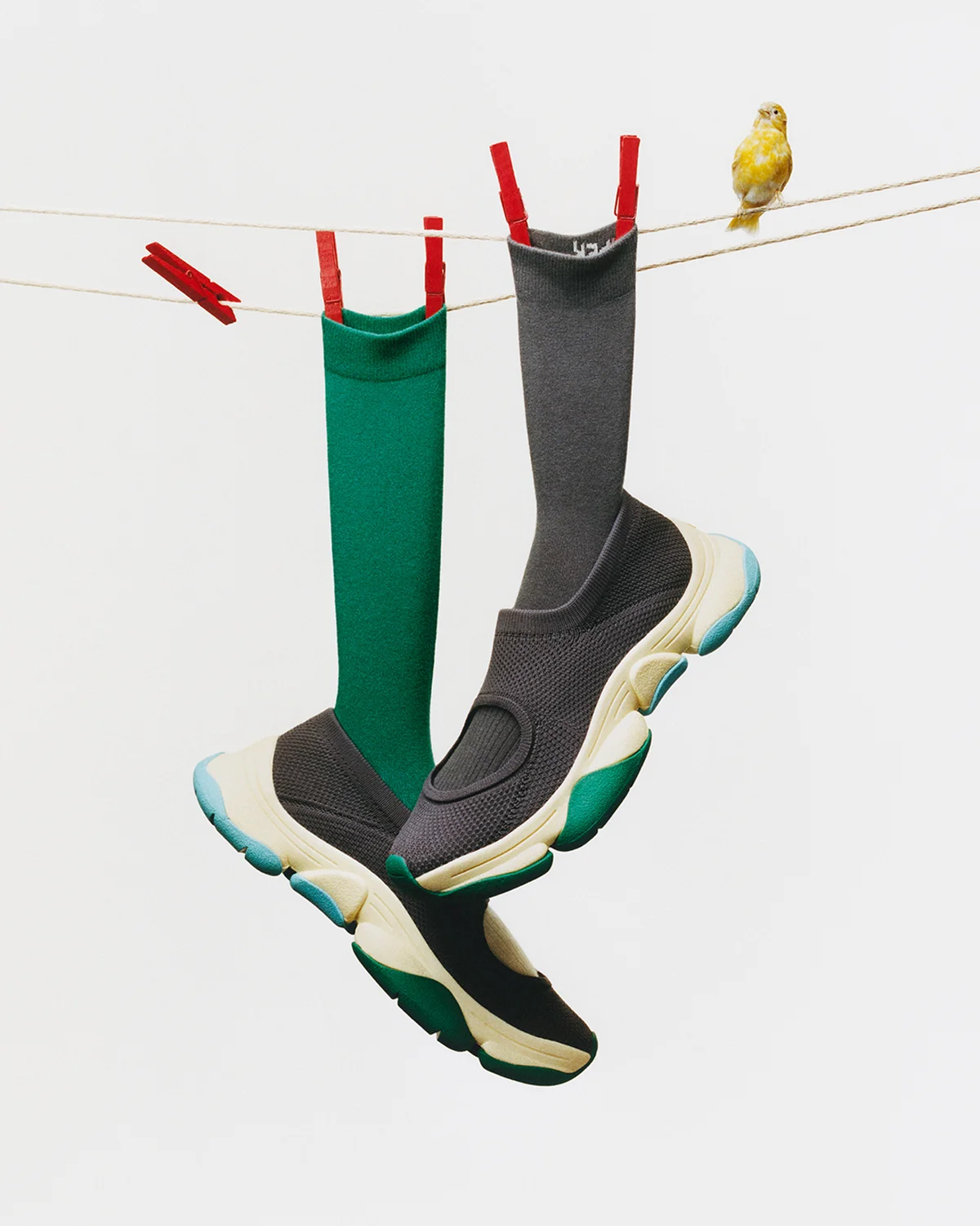 カンペール×イッセイ ミヤケの「カースト フィンチ」コレクション、チャコール