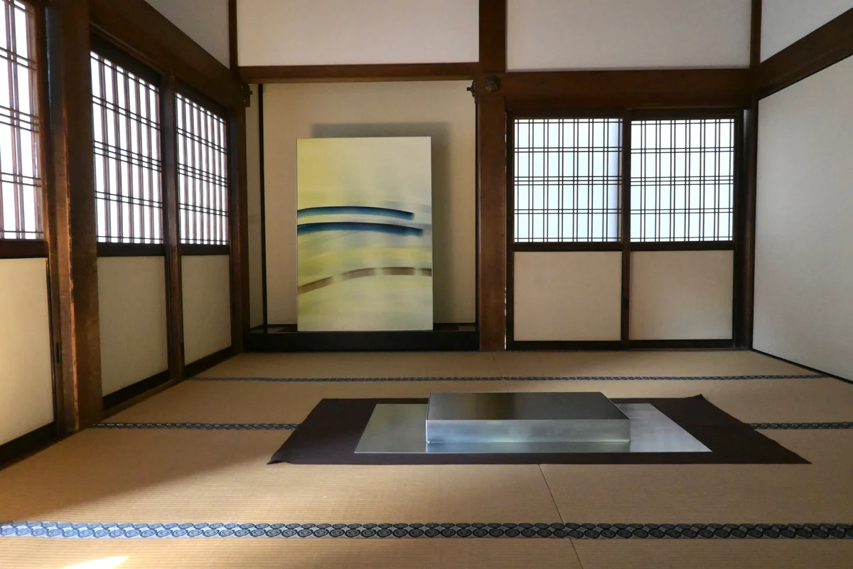 京都の両足院で開催中の展覧会「VACIO Senko no Ku」の展示風景