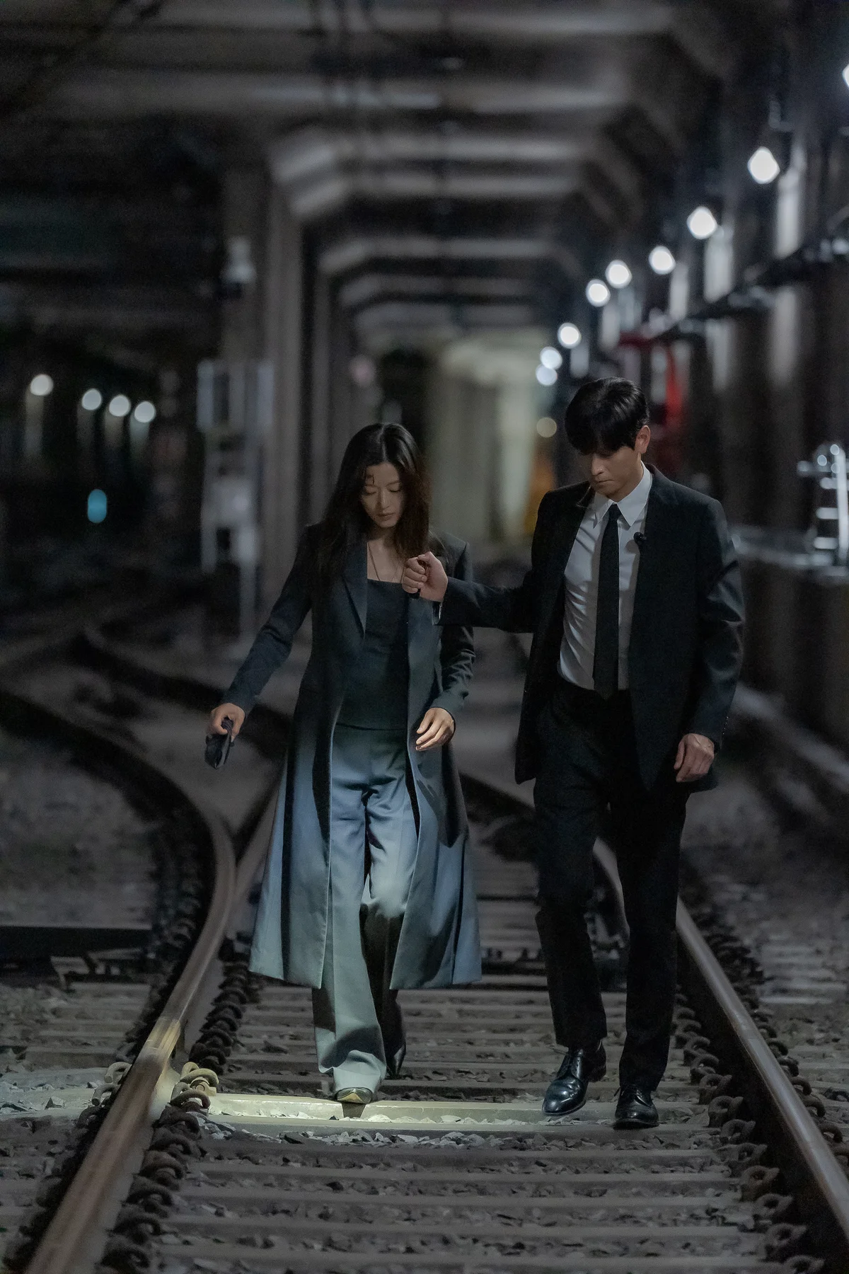 2025年新作韓国ドラマ『北極星』の場面写真　カン・ドンウォン　チョン・ジヒョン　ディズニープラス配信