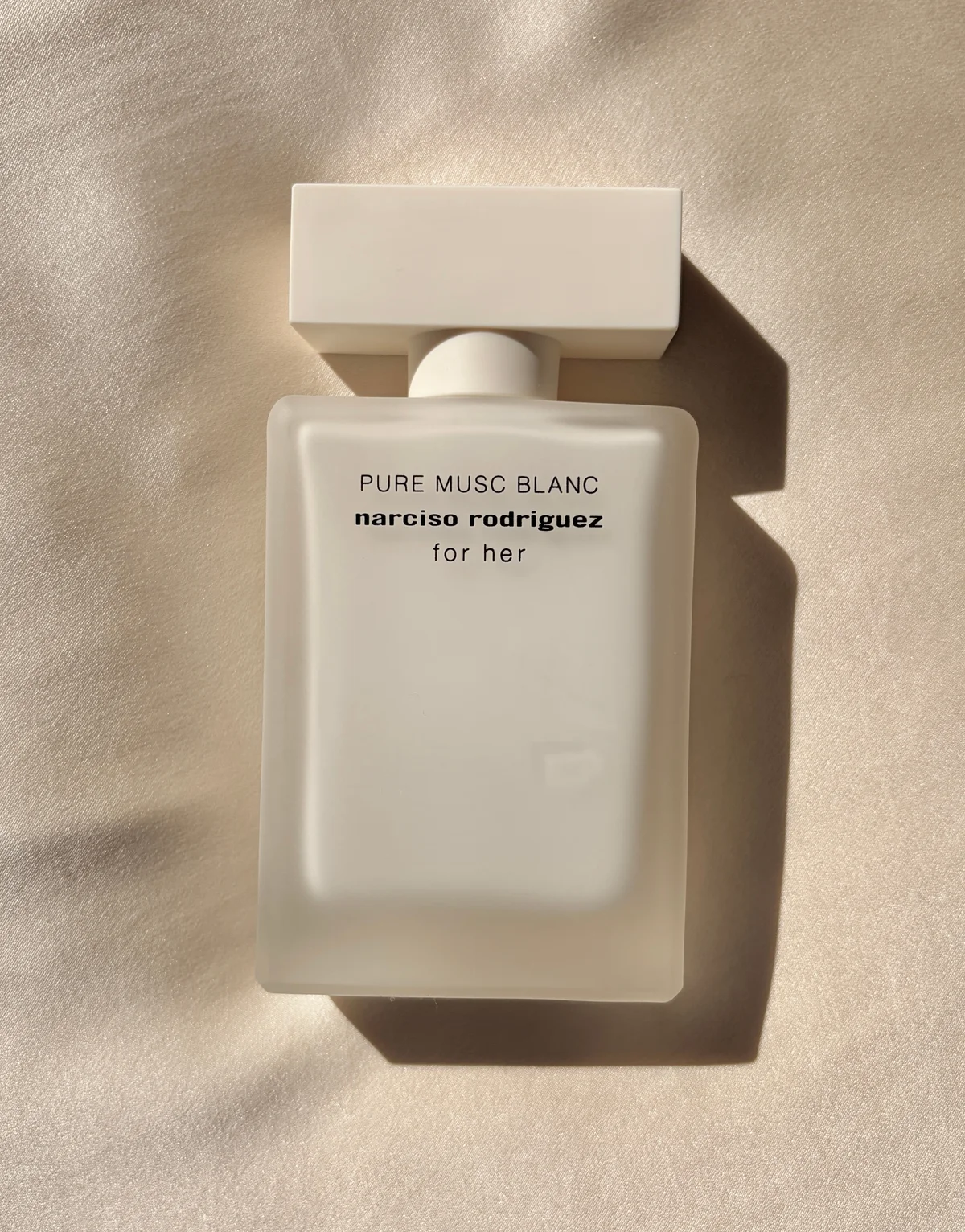 ナルシソ ロドリゲス フォーハー ピュア ムスク ブラン オードパルファム インテンスはニューヨークをイメージしたボトルデザイン