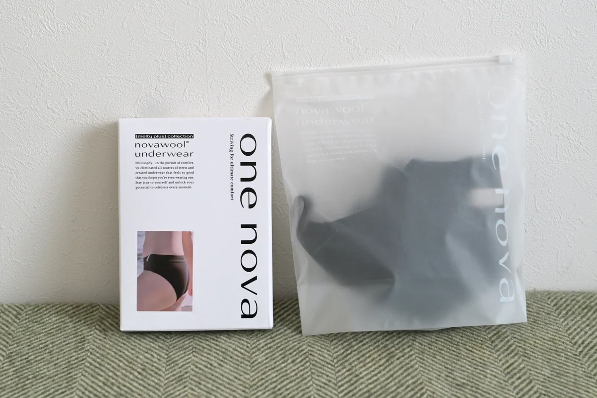 ワンノバのブラとショーツのパッケージ。スタイリッシュなデザインでプレゼントにもおすすめ