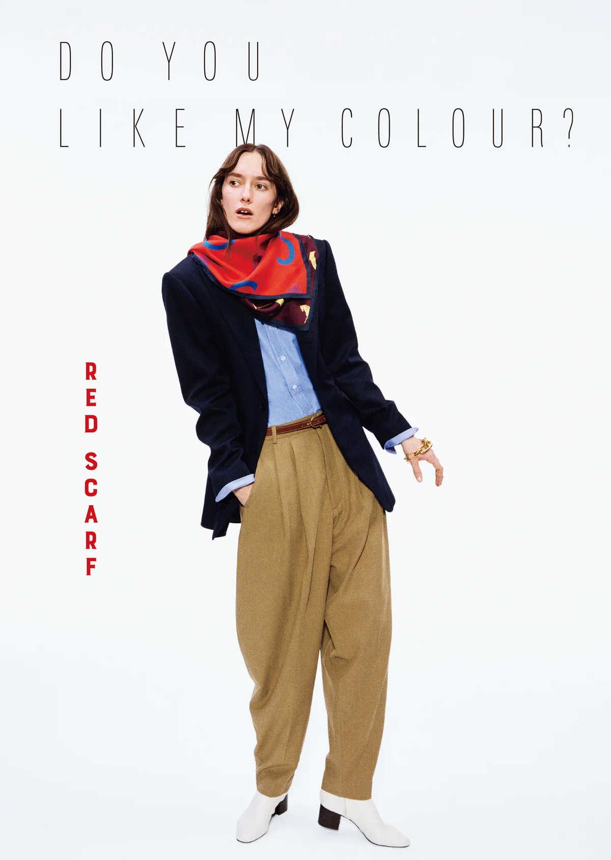 セリーヌの赤いスカーフを着用したモデル