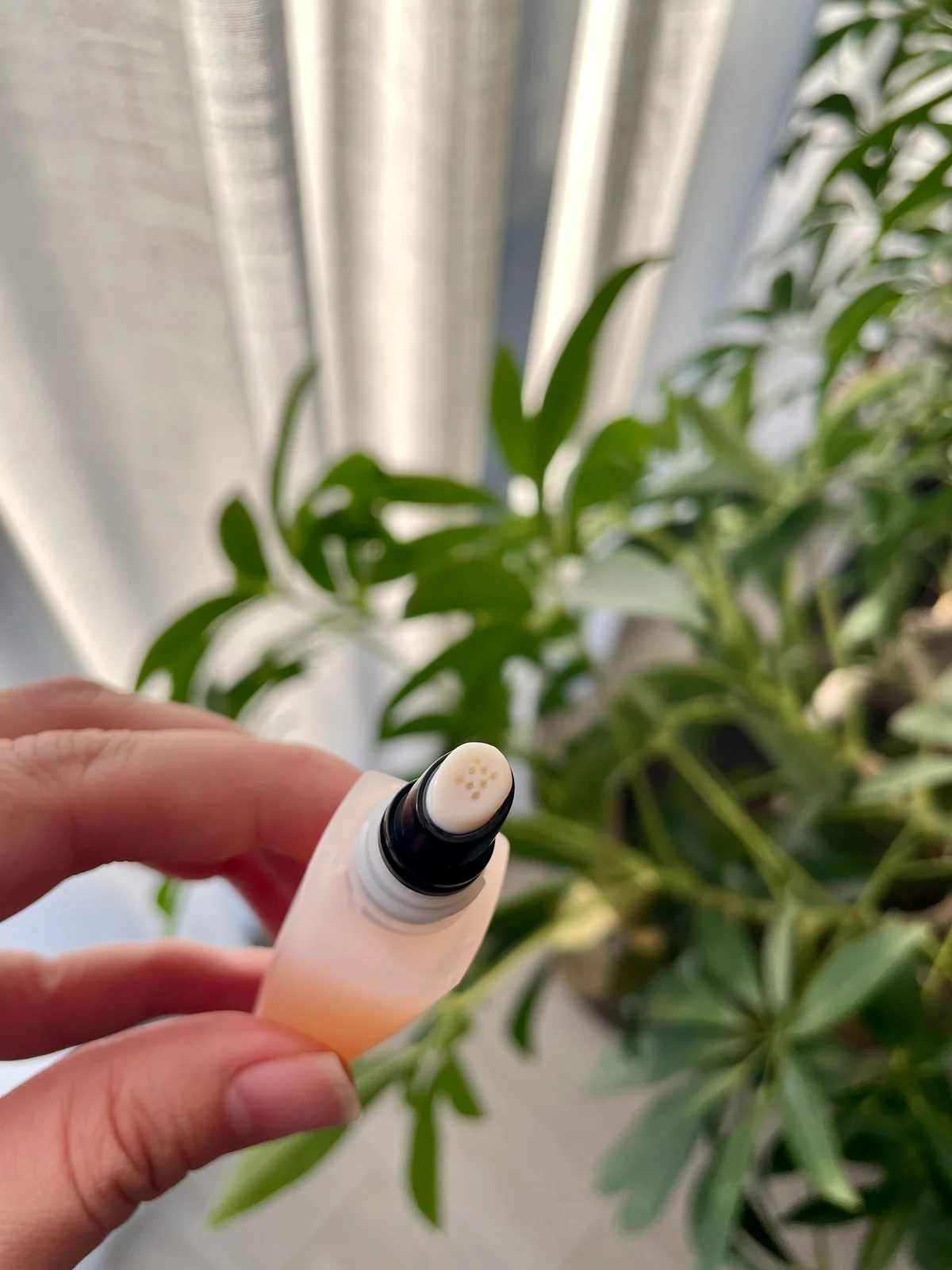 シャネルのネイルオイル「ユイル ア オングル」のアプリケーターが分かる写真