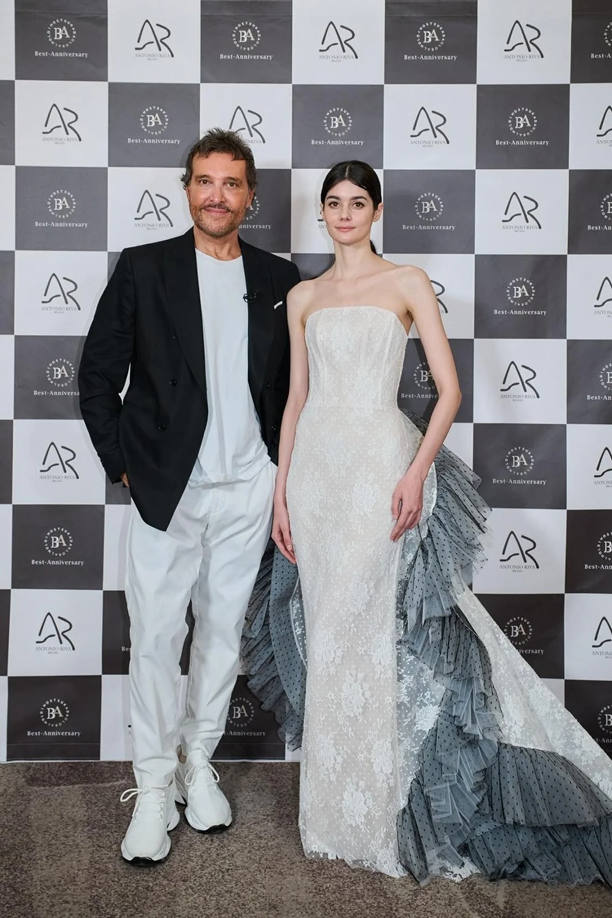 ショーの終演後、エクスクルーシブドレスと並ぶアントニオ・リーヴァ
