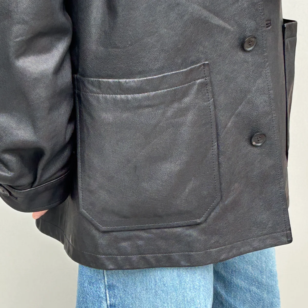 YOKEのレザージャケットのボタンやポケットのディテール