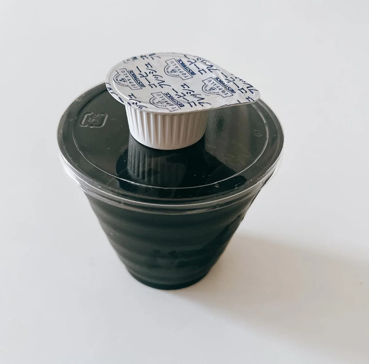 付属のコーヒーミルクをかけて召し上がれ。