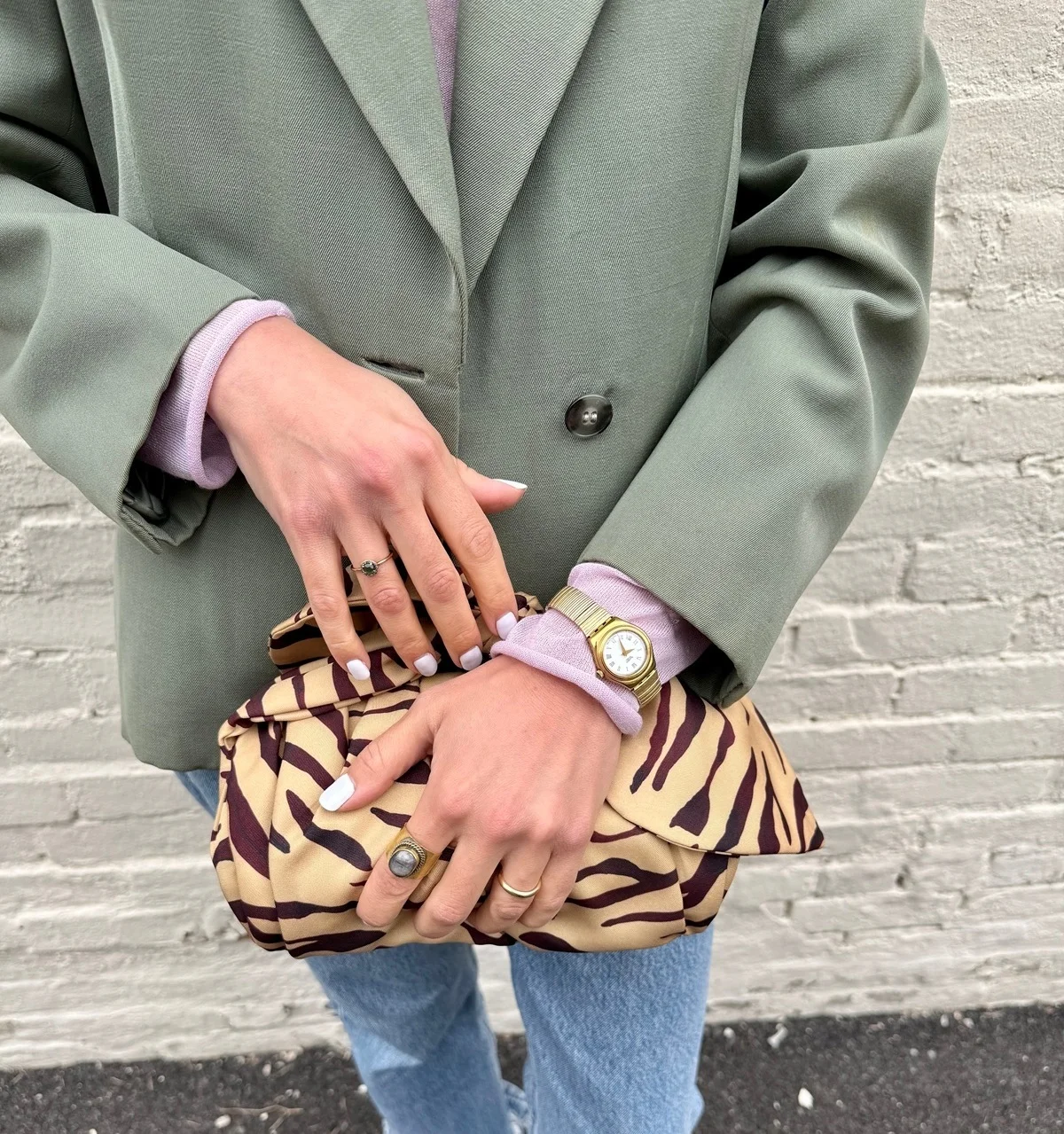 ベイカー恵利沙さんの普段のジュエリースタイルをキャッチ。色石リングをアクセントに