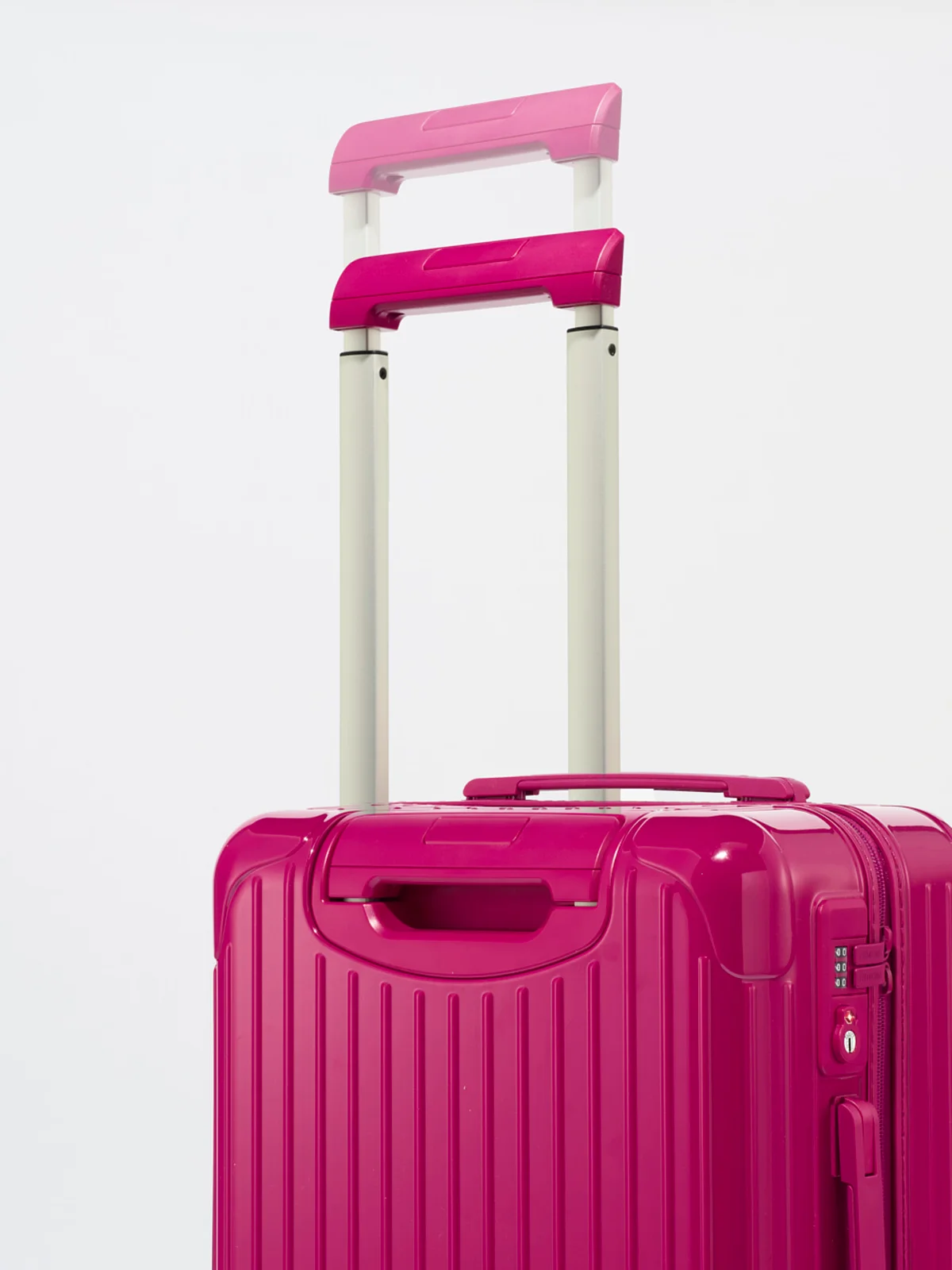 【リモワ】の「Essential キャビン」マゼンタカラーは無段階で調整が可能なテレスコープハンドル