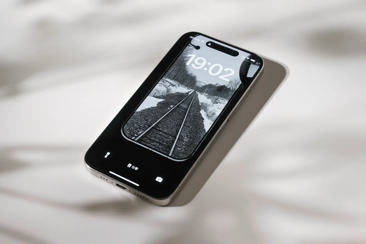 PDA工房　黒影フィルムでiPhoneで写真をチェックしているところ
