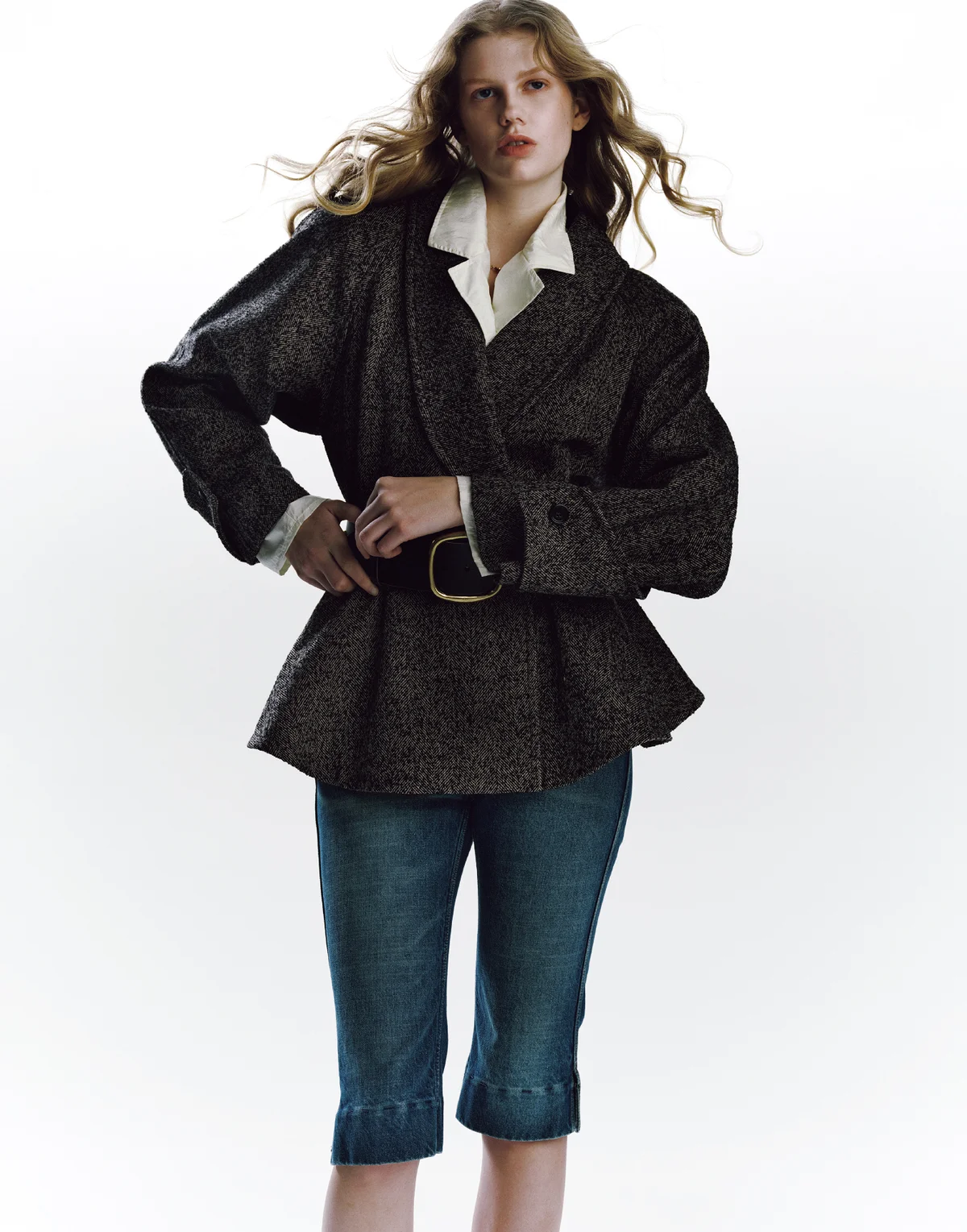 クロエのデニムを着用したモデル