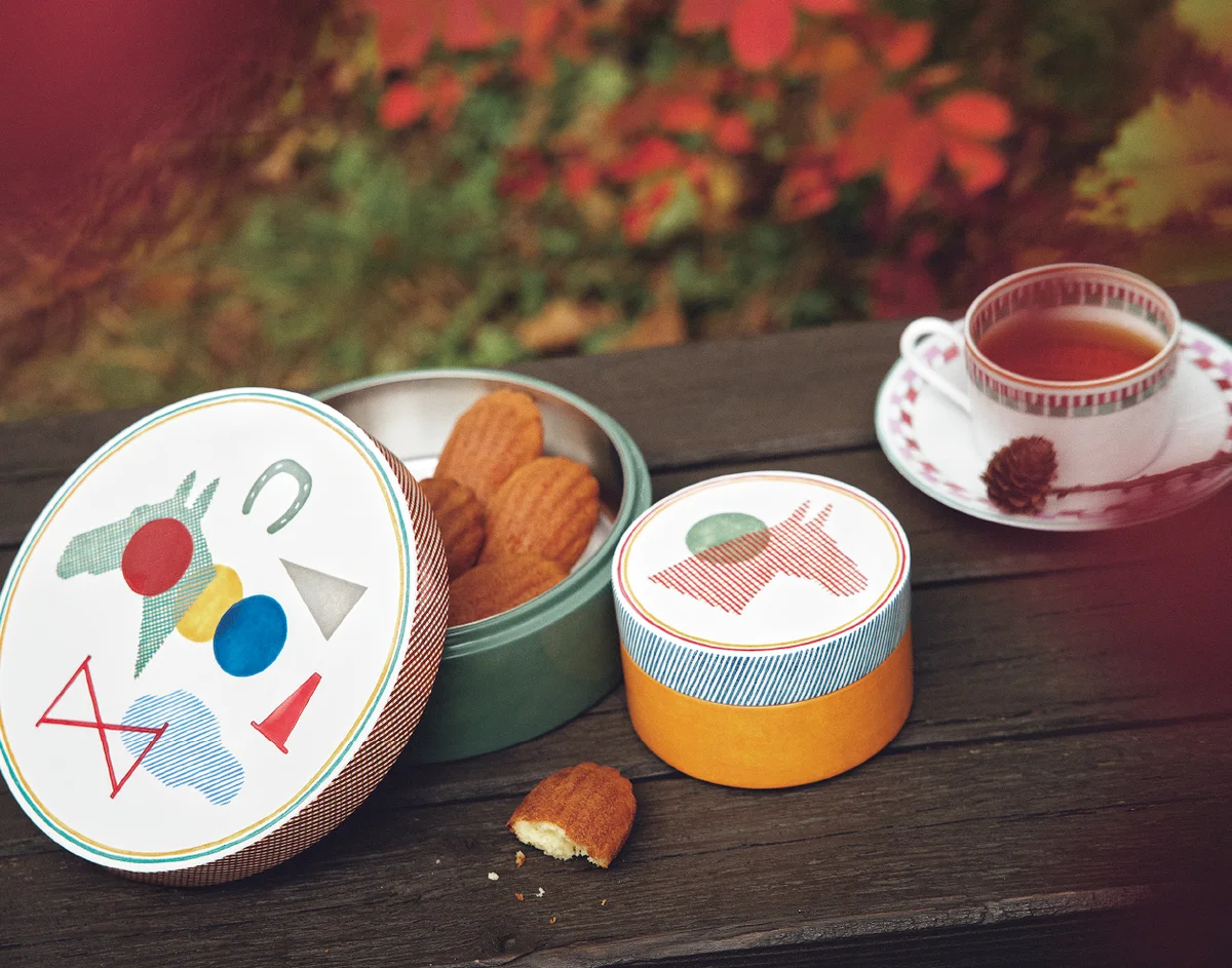 ティーカップ＆ソーサー「エルメス・アン・コントルポワン」￥42,900・ボックス「ソー・エルメス」 PM￥143,000・ボックス「ソー・エルメス」 MM￥277,200／エルメスジャポン（エルメス）