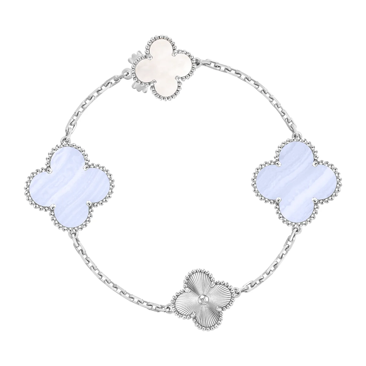 「マジック アルハンブラ」ネックレス〈WG、カルセドニー、ホワイトマザーオブパール〉¥6,032,400 ※ブレスレットにした状態