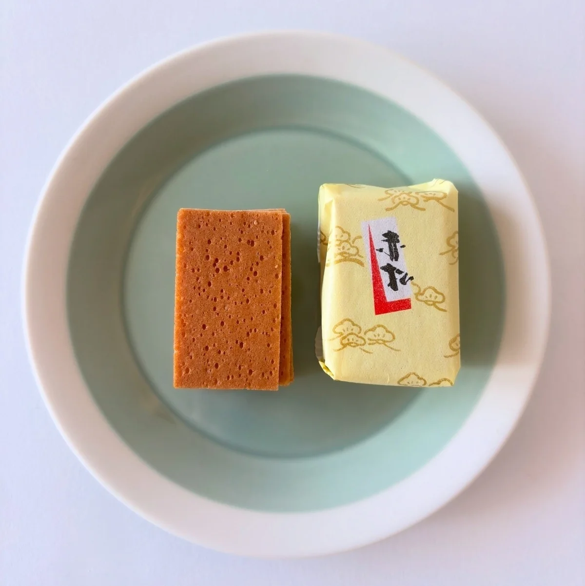 鹿児島、九面屋の赤松せんべい。霧島山麓に自生する赤松を象った甘いせんべい