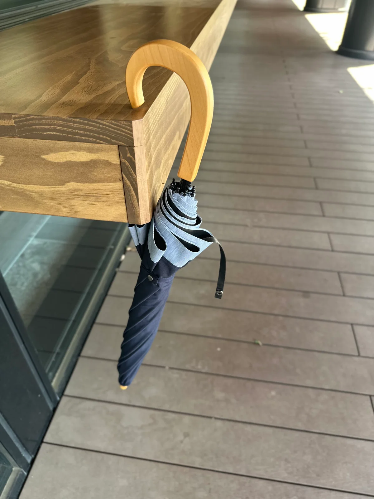 サンバリア100の折りたたみ日傘 ２段折 / コンビのネイビー(木曲がり手元)は持ちやすい