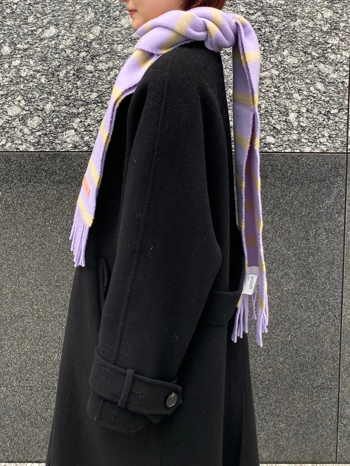 アクネ ストゥディオズのマフラーを巻いた様子