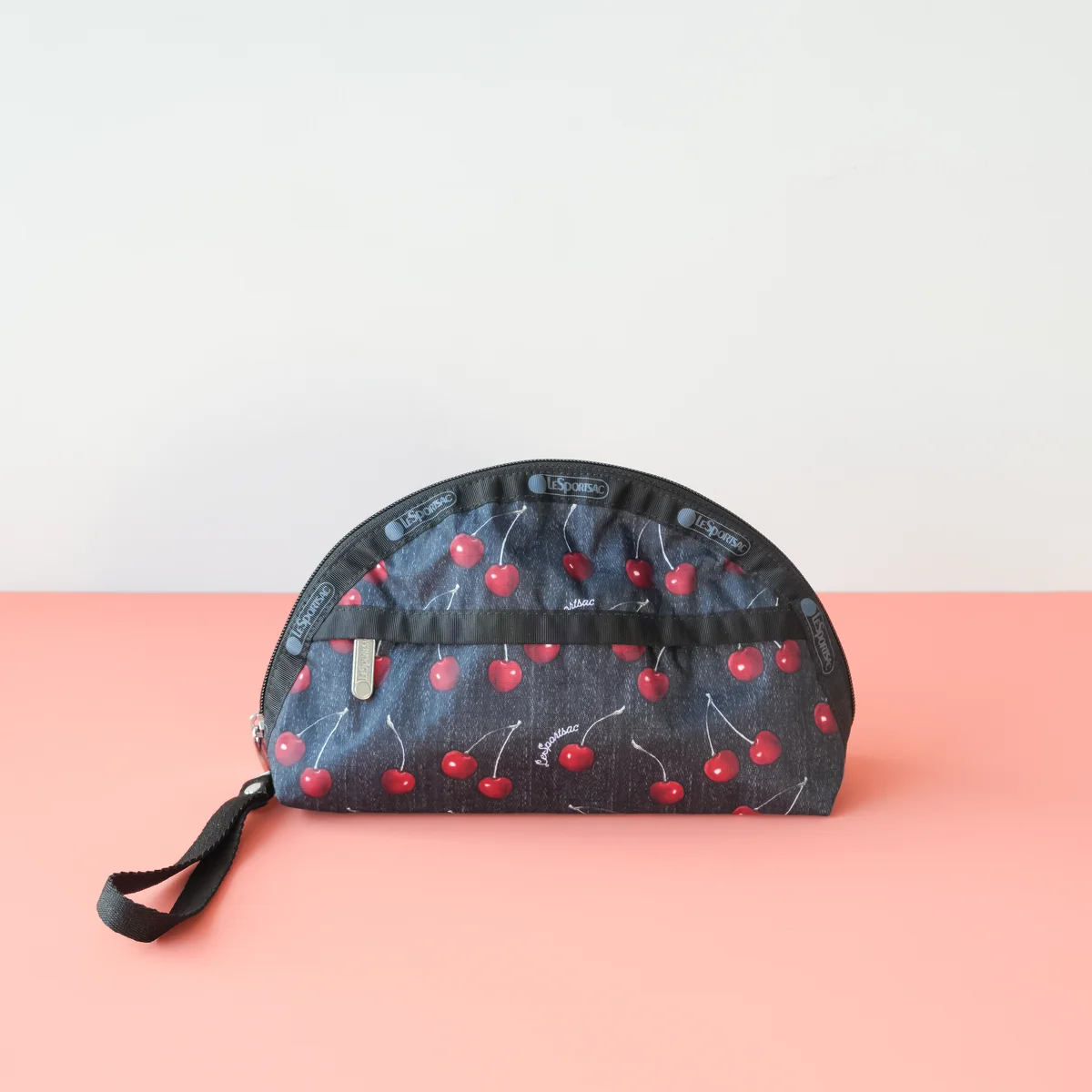 レスポートサック香港で日本未入荷のギョウザ型ポーチに惚れ惚れ