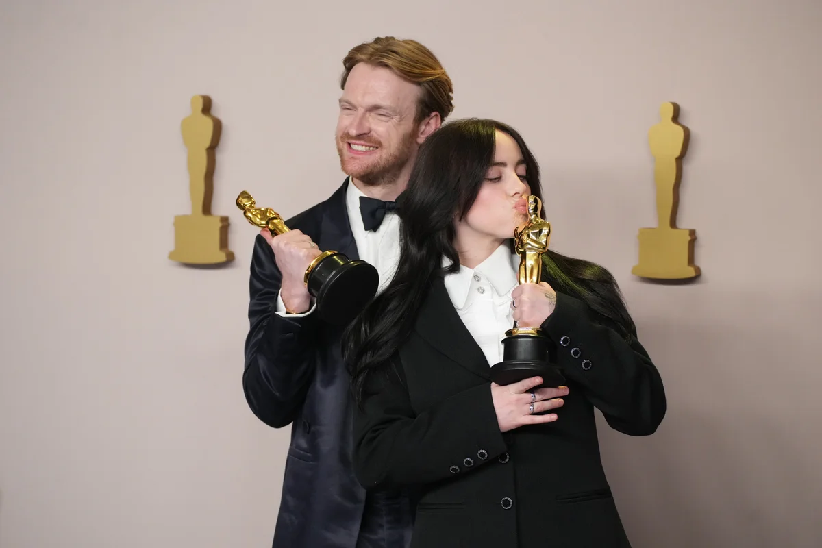 アカデミー賞授賞式で兄フィニアス・オコネルと歌曲賞を受賞したビリー・アイリッシュ