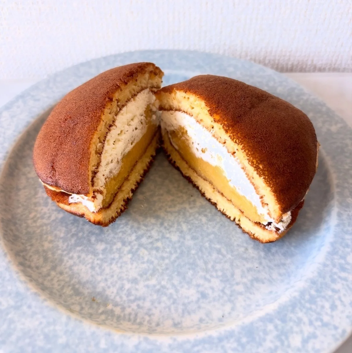 「赤坂おぎ乃 和甘」の生どら焼き「蜜芋生クリーム」の断面図。とろりとした、蜜芋のなめらかな餡と生クリームがぎっしり。