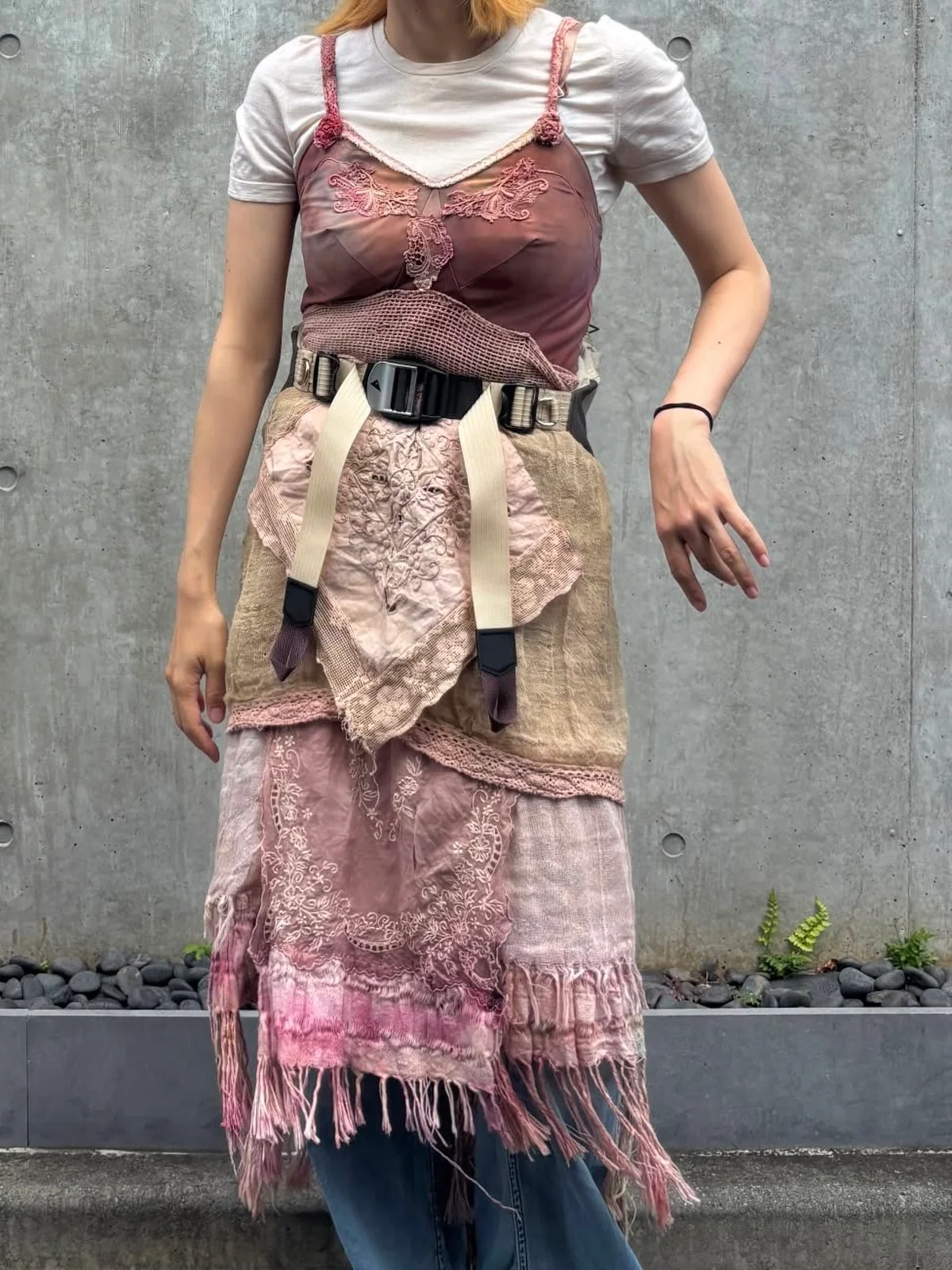 ヴィンテージのキャミドレスを着用したスタイリストの篠原実可子さん