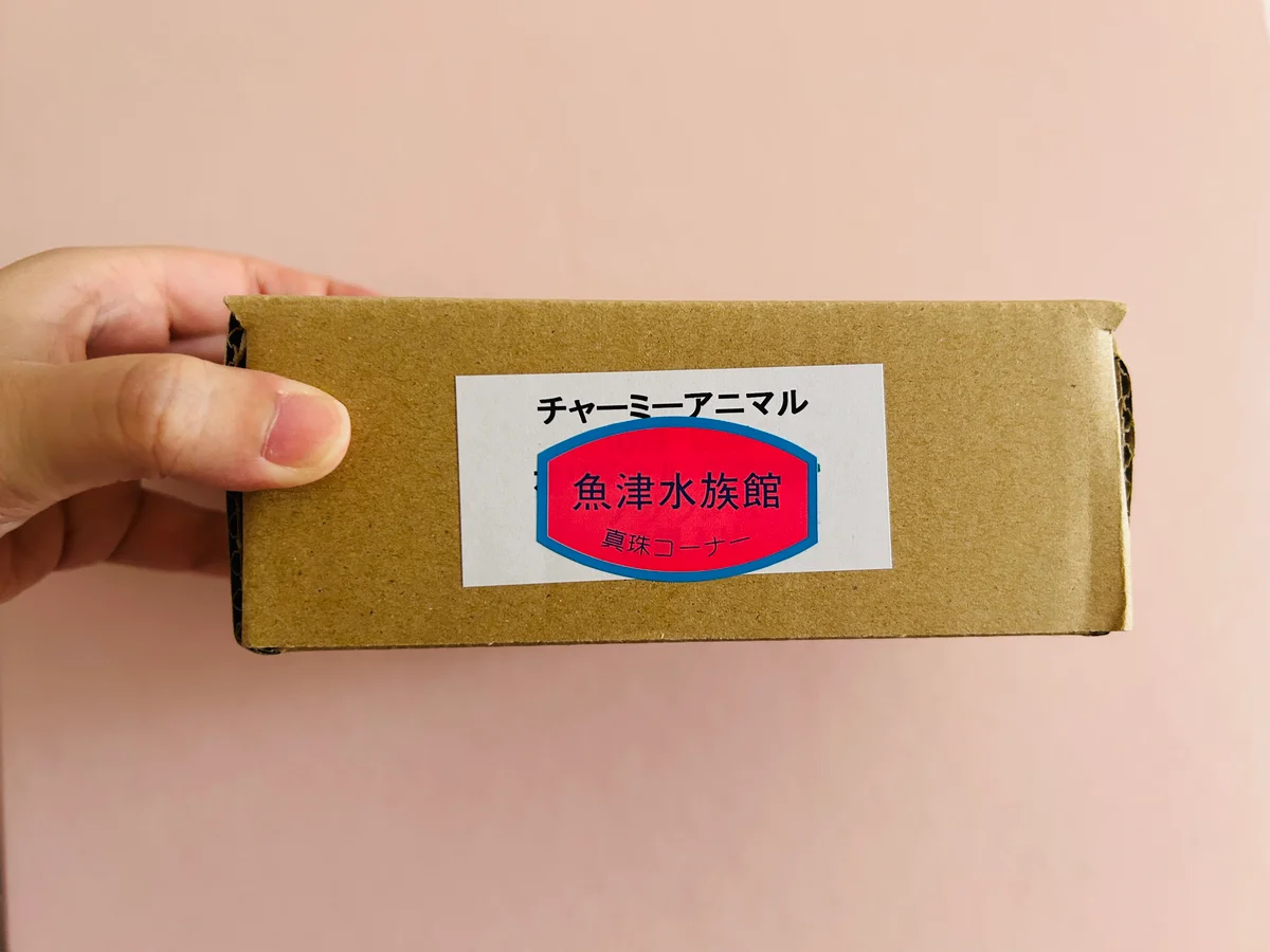 真珠コーナーのフロッキー置物を入れた箱
