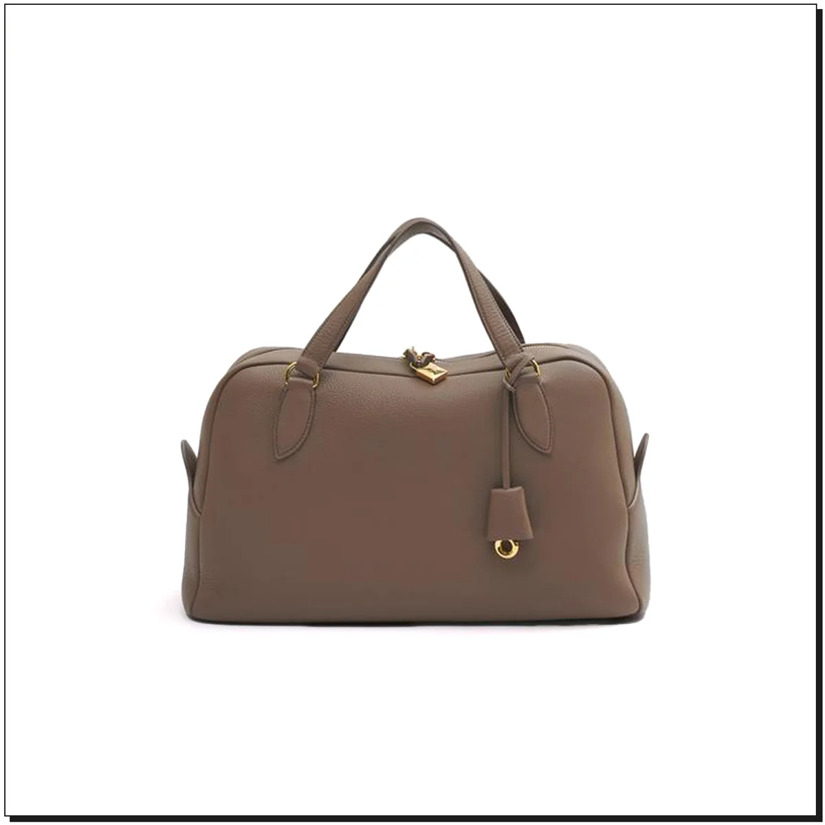 バッグ〈H20×W40.5×D20cm〉￥728,200／ロロ・ピアーナ ジャパン(ロロ・ピアーナ)