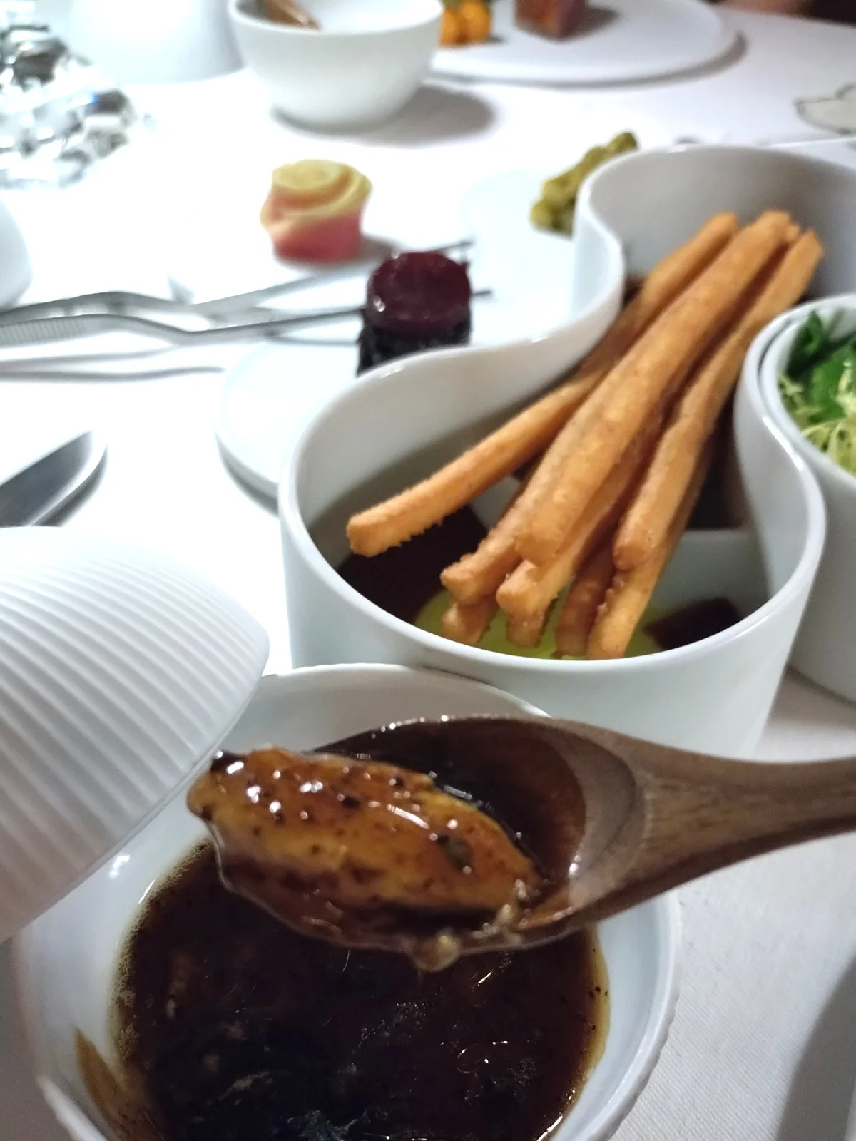 はかない口どけのロワイヤル（フランス料理における茶碗蒸し）と芳しい黒トリュフのソース。「1887 バイ・アンドレ」