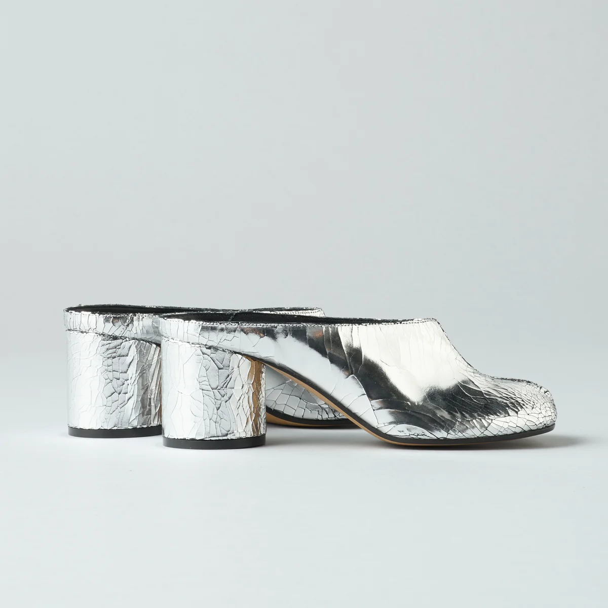 メゾン マルジェラの2026年春夏新作ミュール、「タビ」ブロークンミラー デコルティケミュールのサイドのデザイン