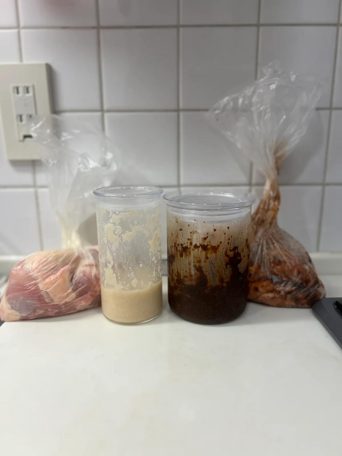 醤油麹漬けにした鶏肉と、塩麹漬けにした鶏肉の画像