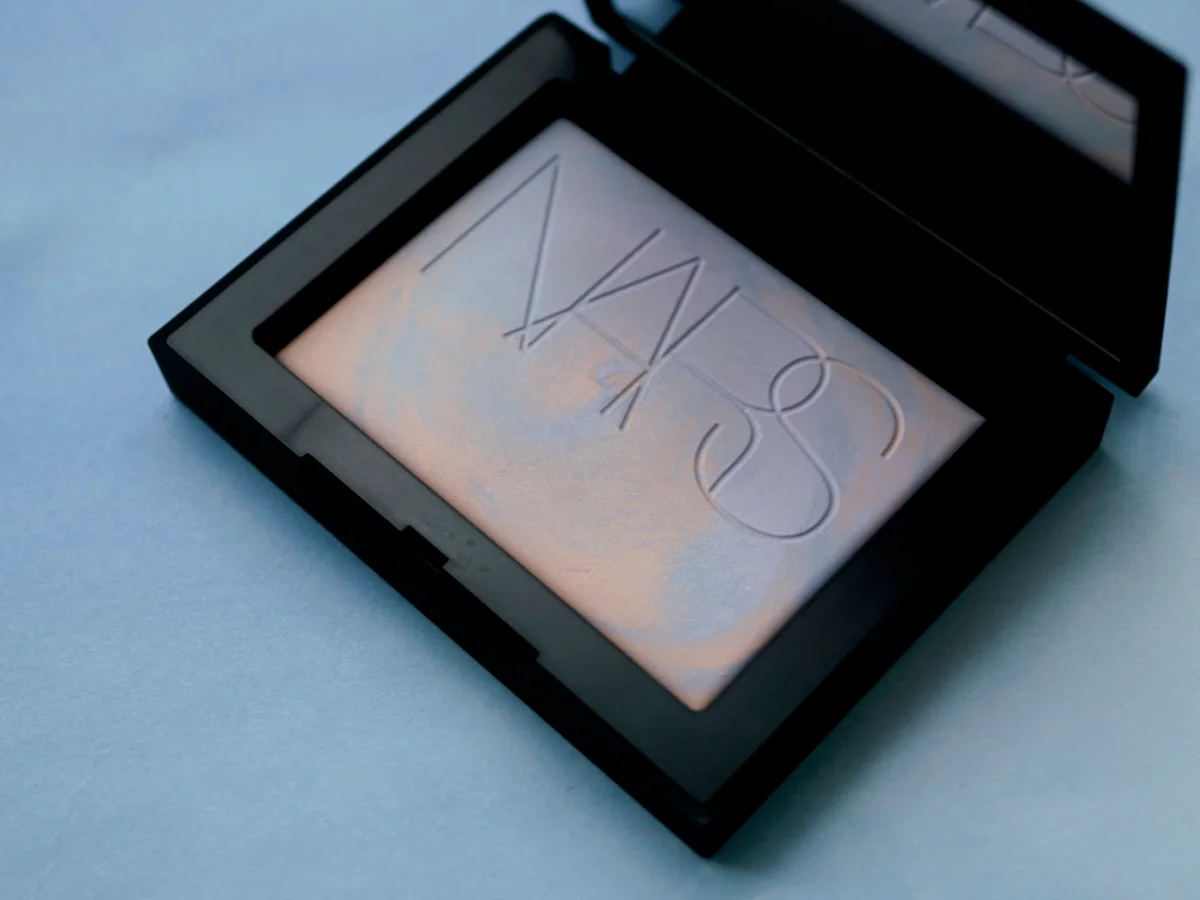 NARS　ライトリフレクティング プリズマティックパウダー