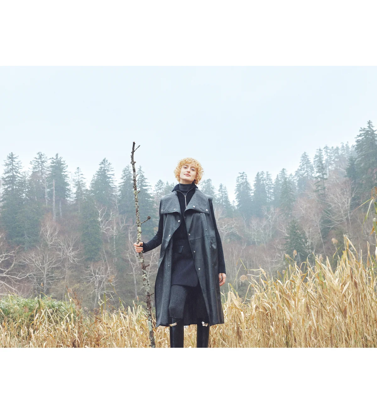 ジレ￥2,860,000・ドレス￥915,200・トップス￥359,700・レギンス￥350,900・ブーツ「リジー」￥475,200／エルメスジャポン（エルメス）