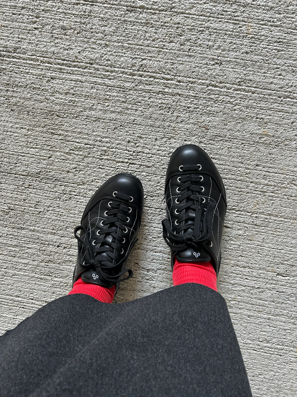 OAOの「SUNLIGHT PRIMA FLAT」スニーカーと赤いソックスとの組み合わせ