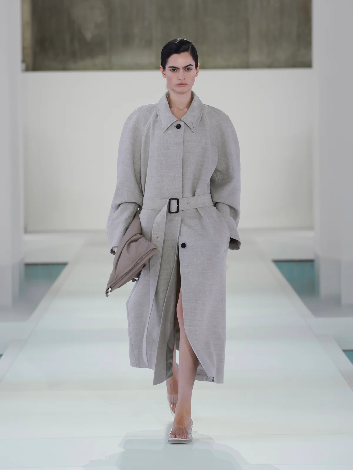 COSを代表するトレンチコートは、80年代を想起させる肩を強調したシルエットと、リネンが見事に調和している