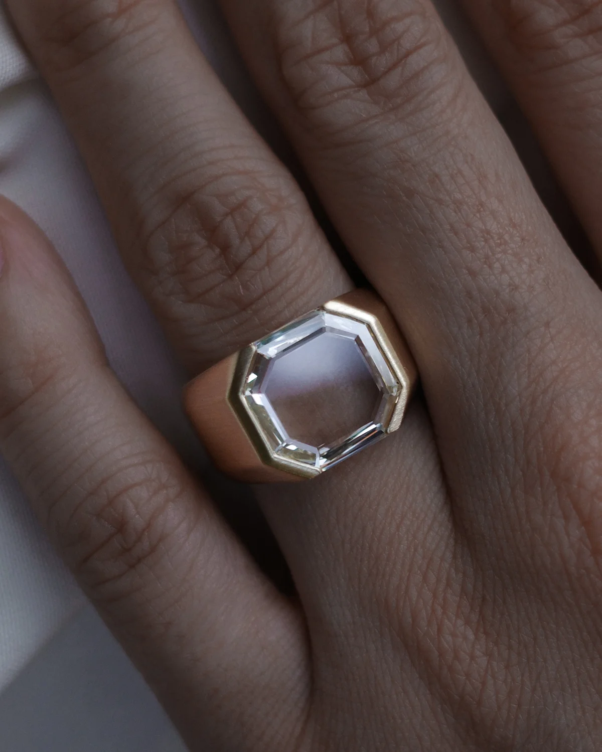 シハラ　Cut-Cornered Square Signet Ring 5.01ct　「エクスクルーシブ ダイヤモンド」コレクション