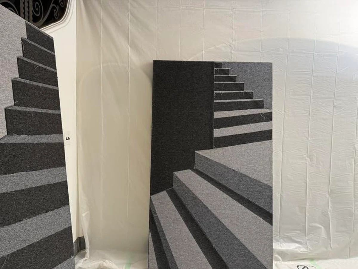 【マルタン・マルジェラ個展】実際のカーペットで表現された1枚の絵のような大型作品「Grey Steps」
