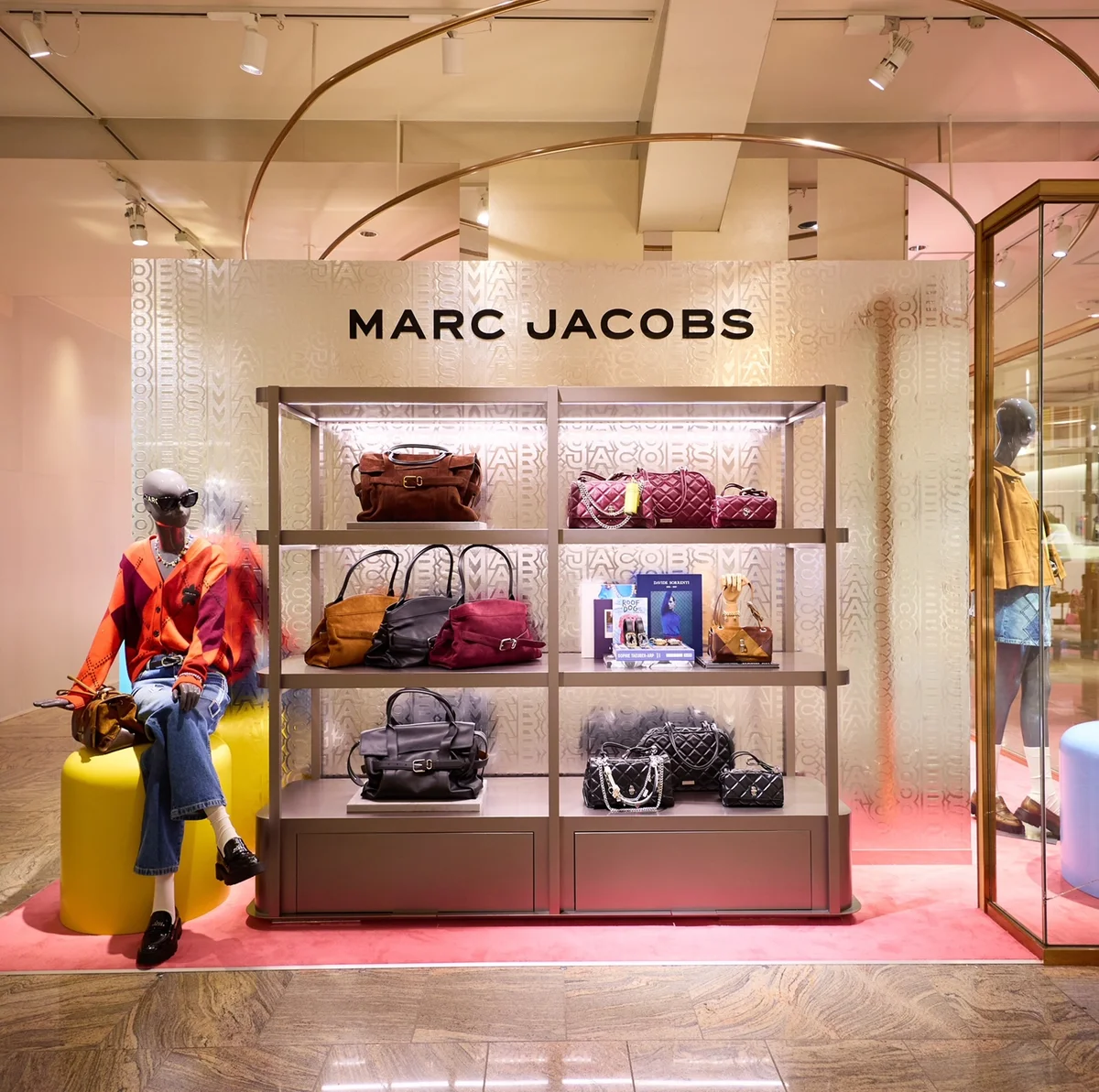 マーク ジェイコブス「FALL 2025 COLLECTION POP-UP SHOP」の店内