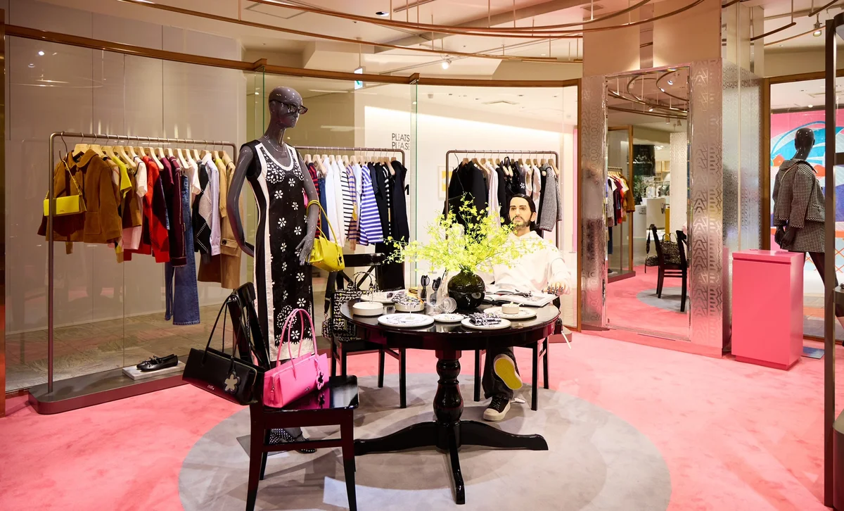 マーク ジェイコブス「FALL 2025 COLLECTION POP-UP SHOP」の店内