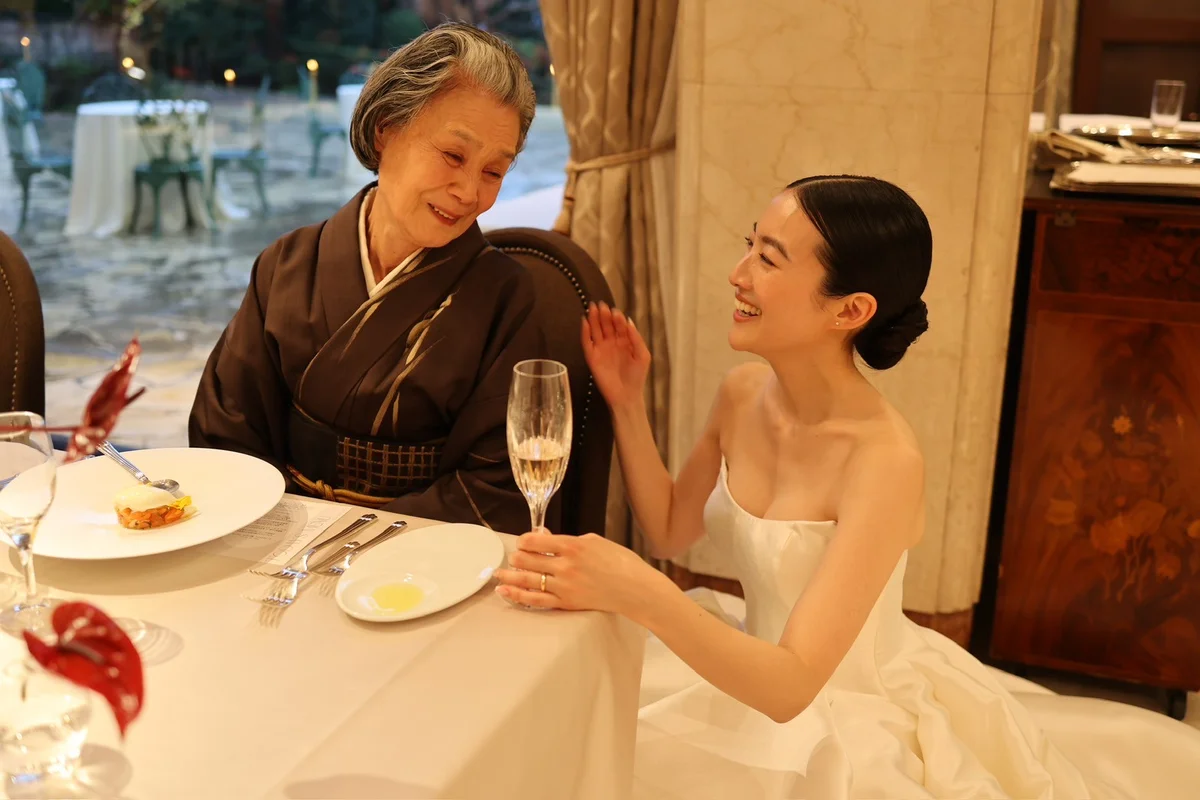 孫の結婚式に参列するのが今回初という遠藤さんの祖母。大好きな祖母との会話も思い出のひとつに。