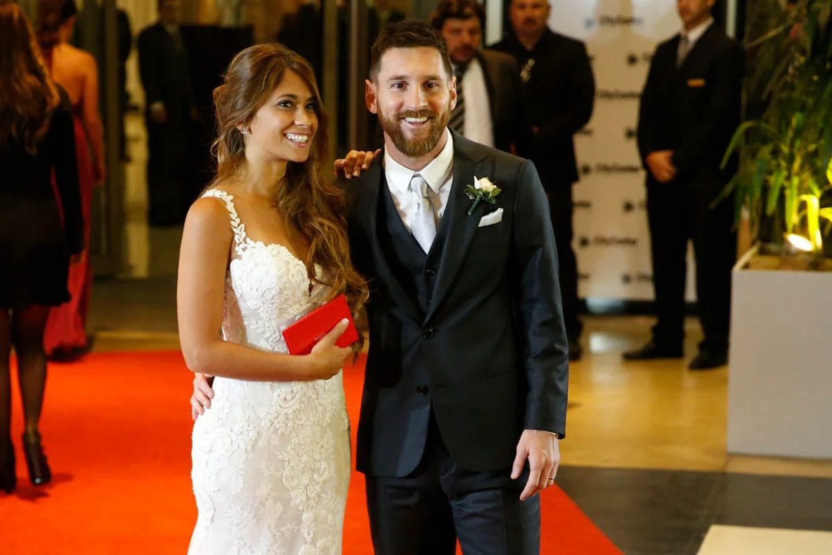 2017年６月、アルゼンチンで結婚式を挙げたリオネル・メッシとアントネラ・ロクソ